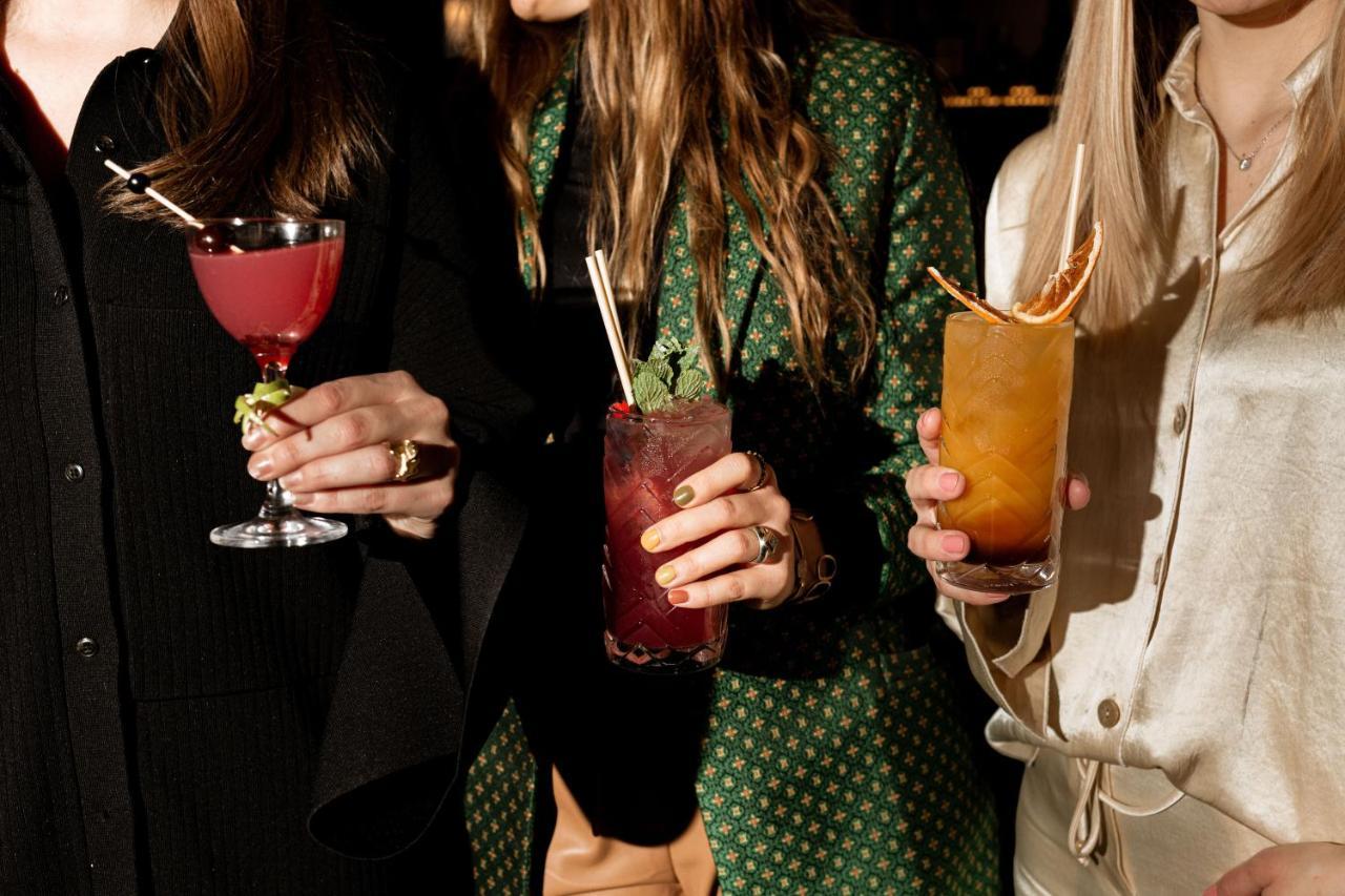 Verno House Budapest, Vignette Collection By Ihg Luaran gambar Three women holding cocktails