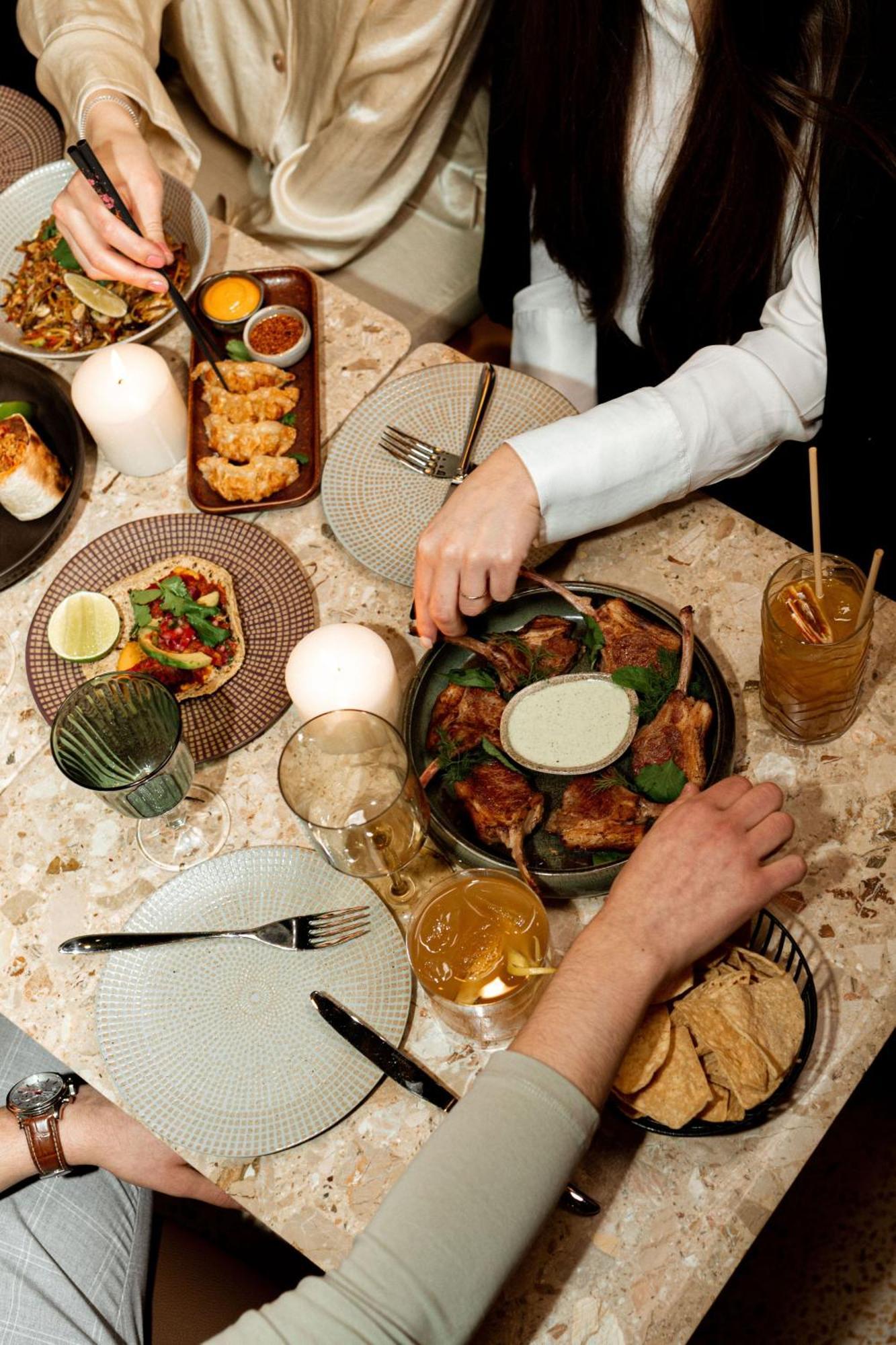 Verno House Budapest, Vignette Collection By Ihg Luaran gambar A typical dinner at a restaurant