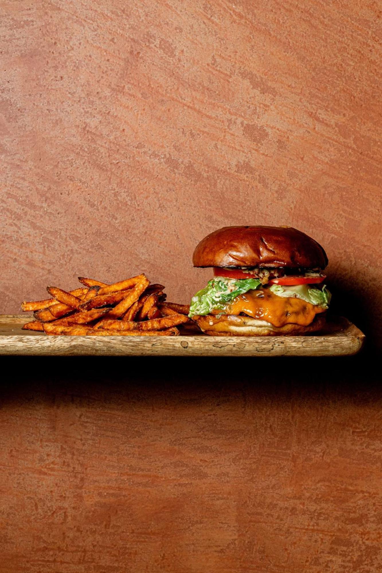 Verno House Budapest, Vignette Collection By Ihg Luaran gambar A cheeseburger with fries