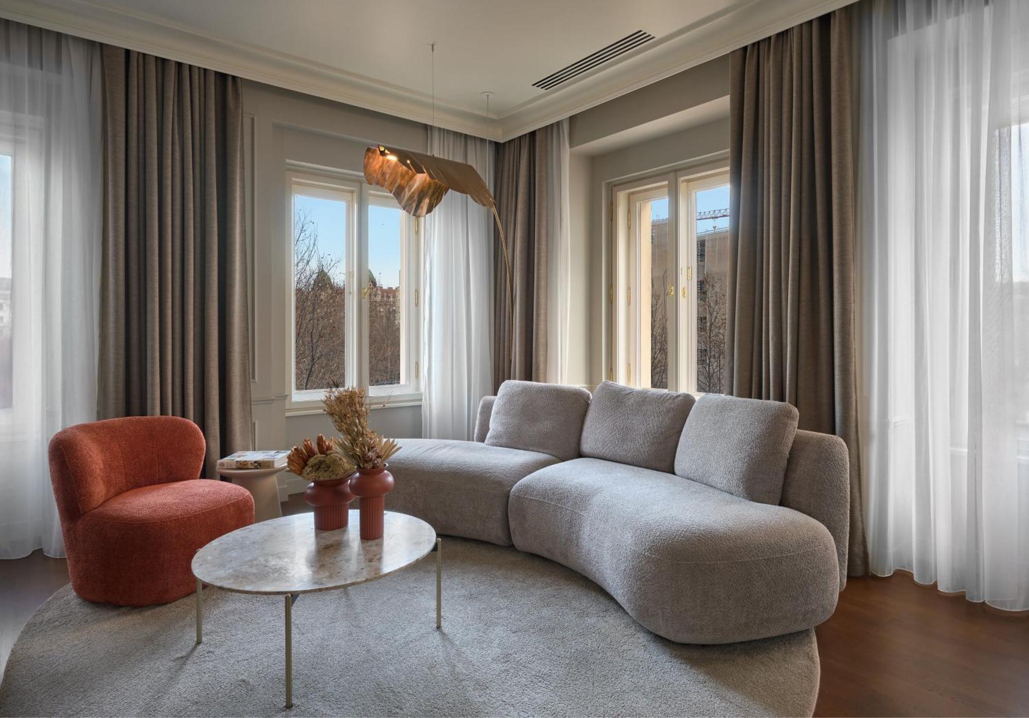 Verno House Budapest, Vignette Collection By Ihg Luaran gambar A living room with a sofa